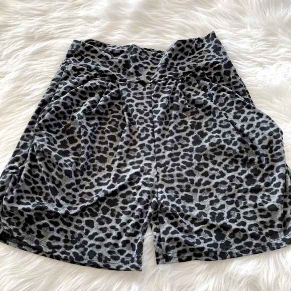👚(bundle 4 items w/👚for $16) black and gray cheetah print sleeper shorts - Picture 1 of 5